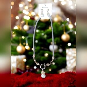 Beautiful Silver, Gold & Pearl Necklace & Earring Set